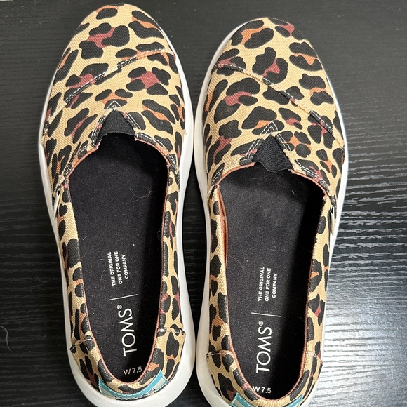 TOMS Leopard-Print Slip-On Sneakers - Picture 2 of 8